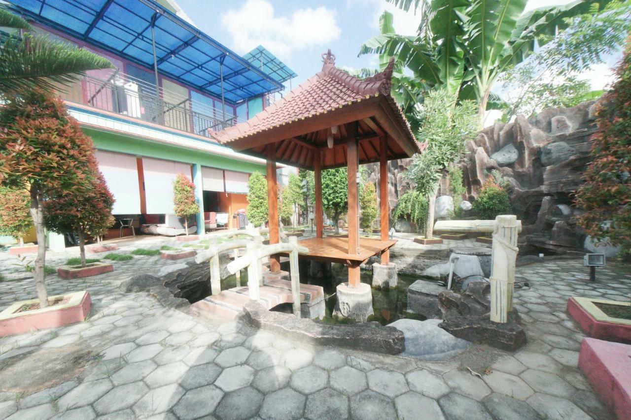 Reddoorz Syariah Near Mall Roxy Banyuwangi 2 Exterior photo