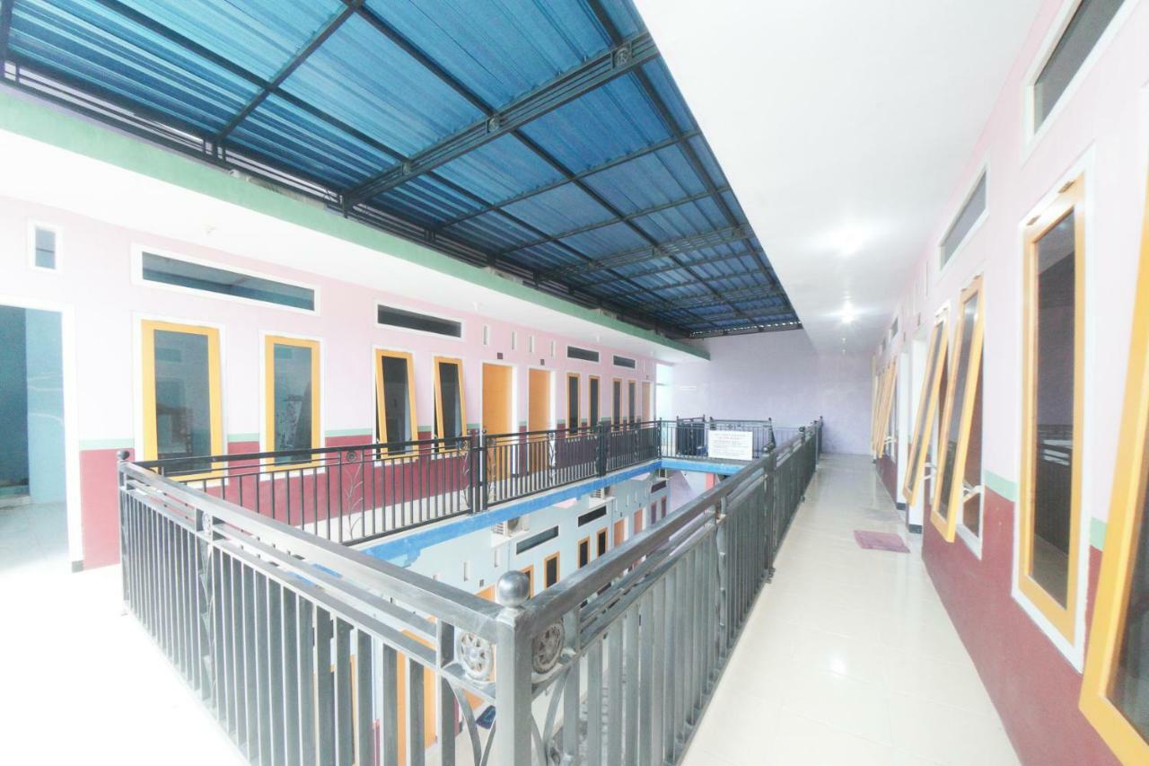 Reddoorz Syariah Near Mall Roxy Banyuwangi 2 Exterior photo